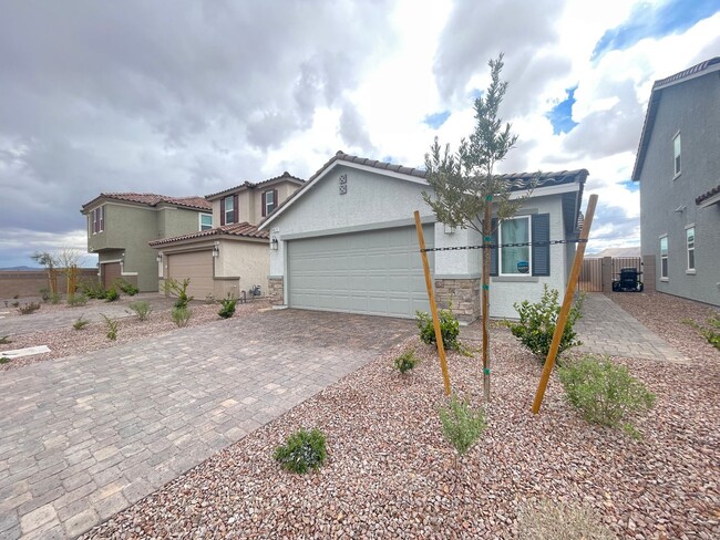 Building Photo - Gorgeous 3 bedroom 2 Bathrooms home is a M...