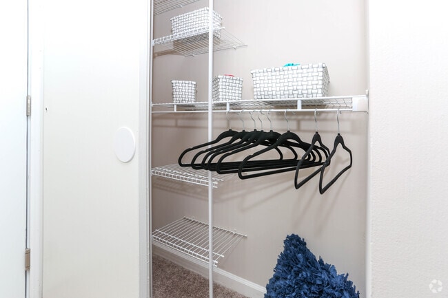 Armario - The Studios at Belmont - MAJOR UTILITIES INCL