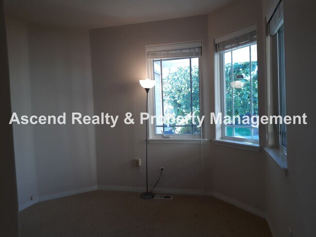 Foto del edificio - Available Now 4 Bed w/Bed & Full Bath on M...