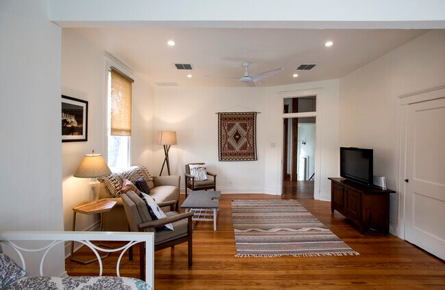 Sala de estar - 403 Gillespie St