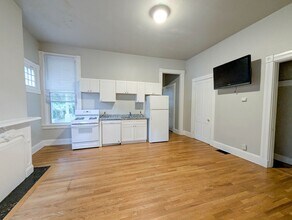 Building Photo - 32 Conklin St