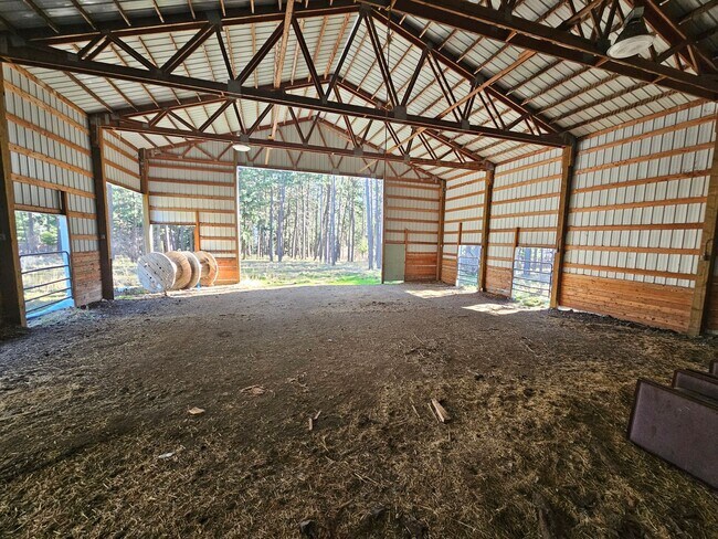 Foto del edificio - 66955 End Rd