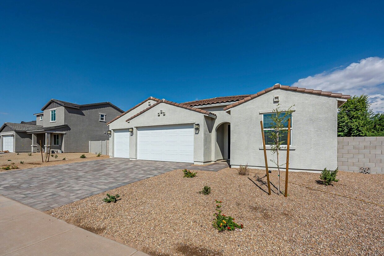 Foto principal - Beautiful New Spacious Home Includes 3 car...