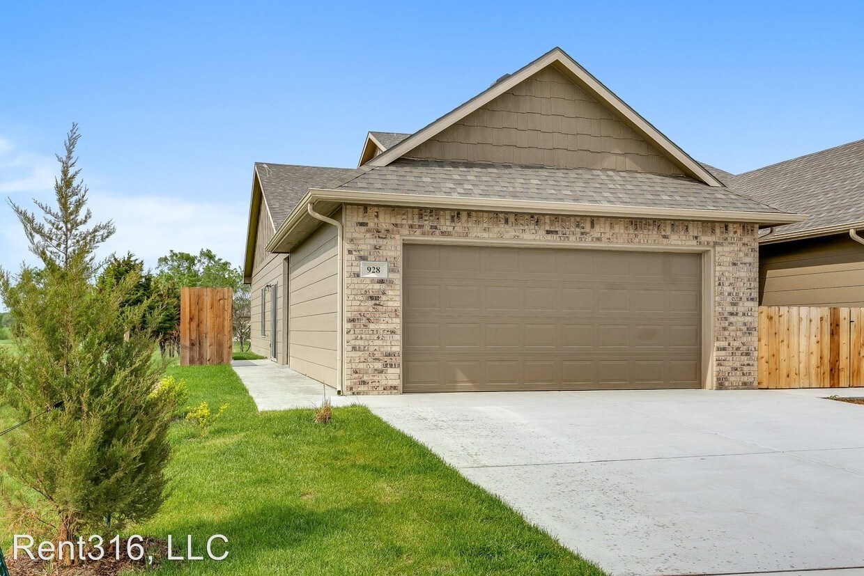 915 West Onewood Place, Andover, KS 67002 Room for Rent in Andover