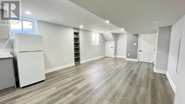 Building Photo - 4 Keats Ave