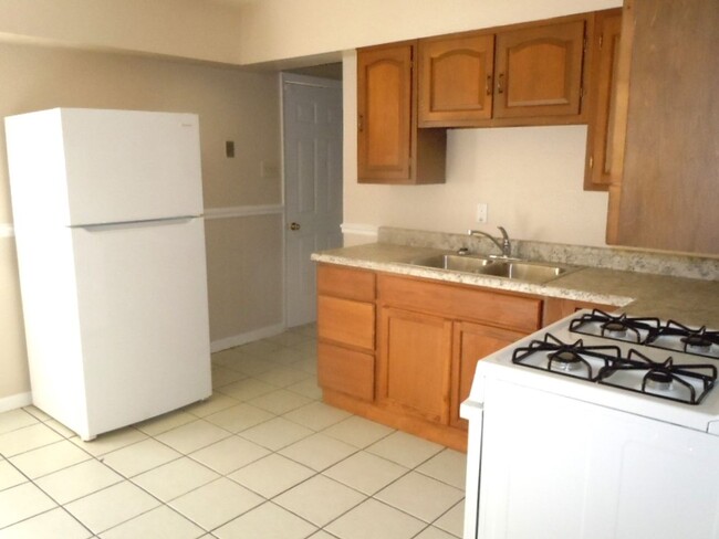 Building Photo - 3 Bedroom Home with Washer/Dryer Hookups i...