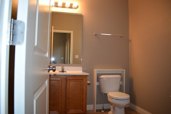 Foto del edificio - Large 2 story 3 bedroom 2 bathroom!