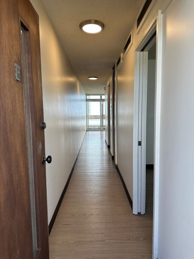 Building Photo - Well-Maintained 1BR/1BA w/1 Parking – Ala Wai Plaza, Near UH & Waikiki