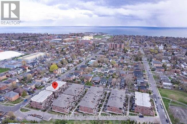 Building Photo - 10 Carnation Ave