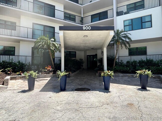 Building Photo - 900 River Reach Dr