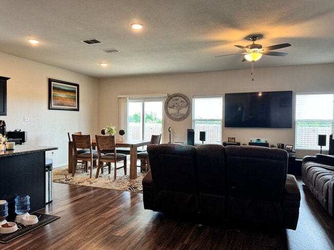 Building Photo - 917 Martin St
