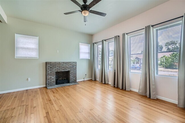 Foto del edificio - Unique craftsman home!