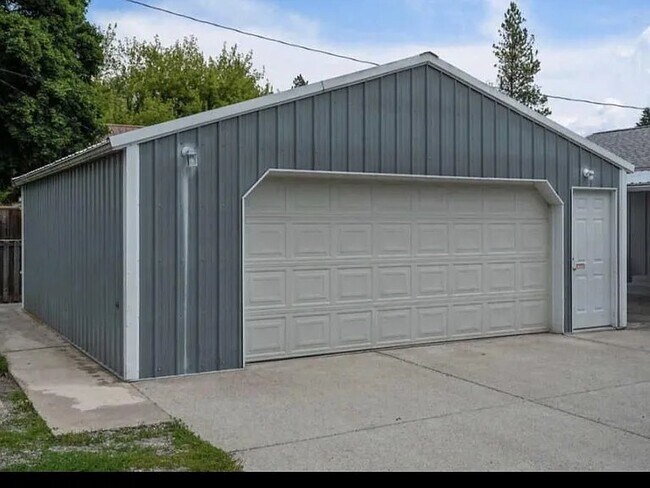 Building Photo - 901 W Lacrosse Ave