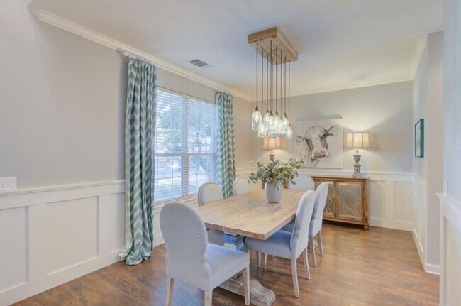 Foto del edificio - Tasteful 3 Bedroom, 2.5 Bath, 2-Story Home...