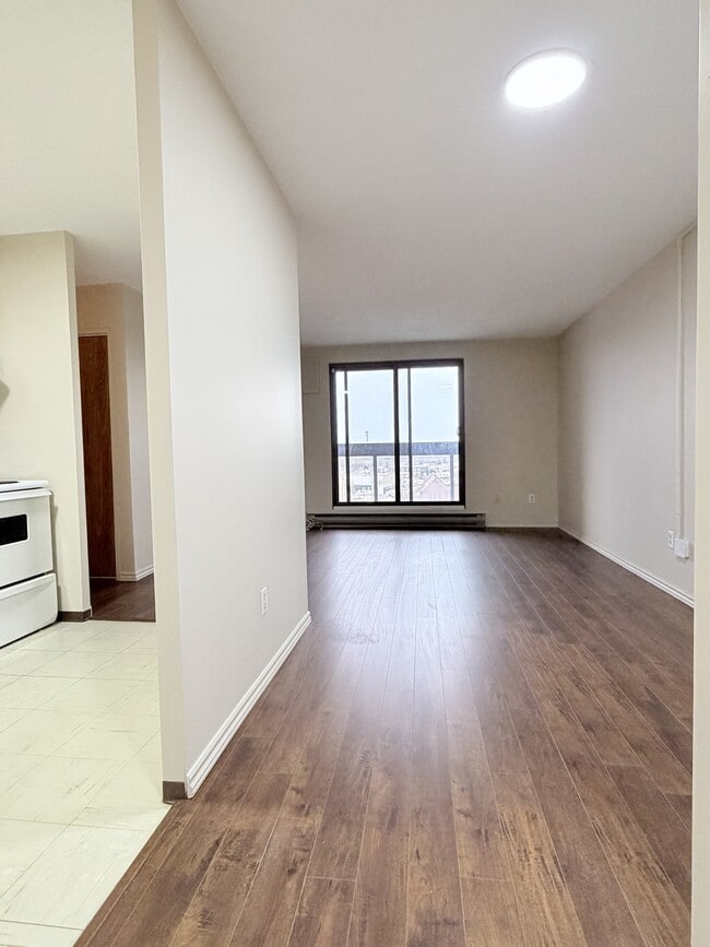 Building Photo - 1653 Ouellette Ave