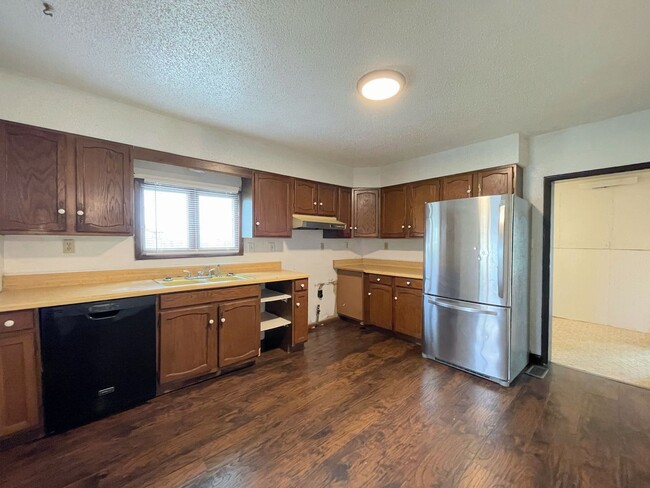 Building Photo - 3 Bed, 2 Bath in South Hutchinson
