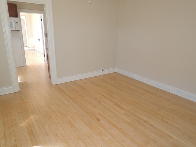 Building Photo - 404 S Park St