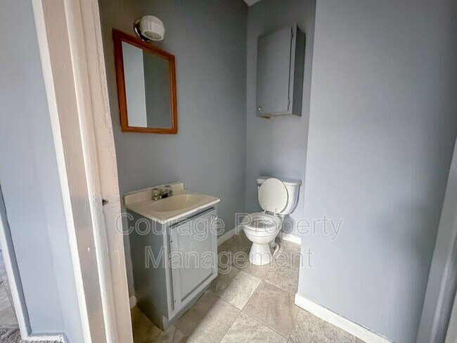 Building Photo - 308 Lormore St
