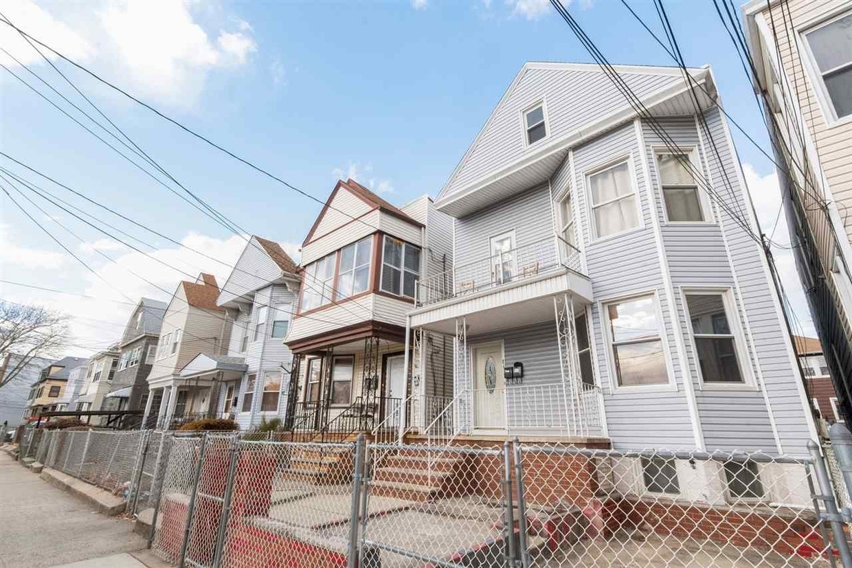 Primary Photo - 84 Warner Ave