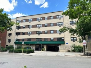Building Photo - 447 W Surf St