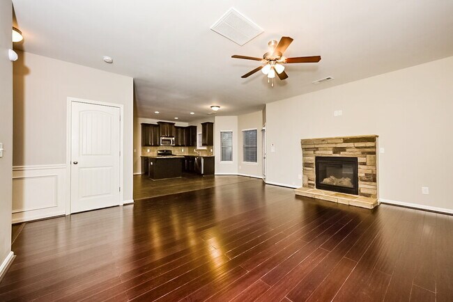 Building Photo - 559 Dahlia Dr