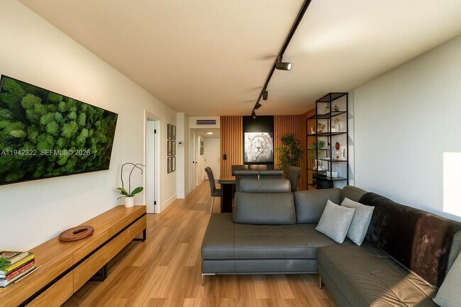 Building Photo - 3401 N Country Club Dr