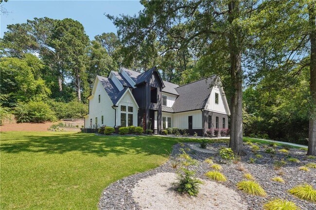 Building Photo - 2820 Shady Valley Dr NE