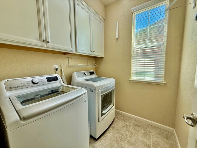 Building Photo - Great Home available immediately