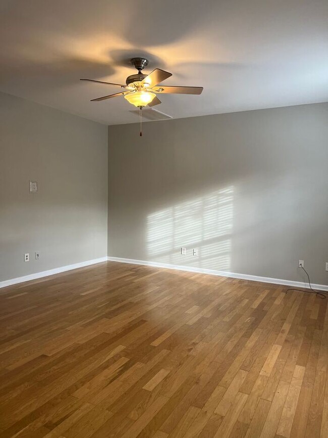 Building Photo - Three Bedroom Townhouse in Regent Park!