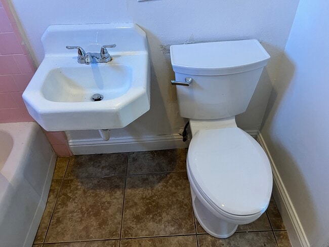 Building Photo - 404 Center St