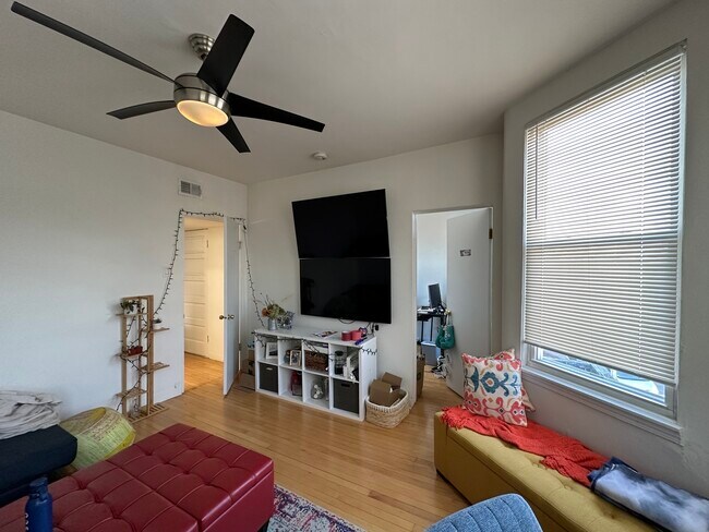 Foto del edificio - 3735 W Diversey Pkwy