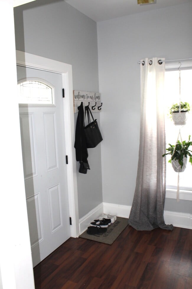 Entryway - 208 Warren St