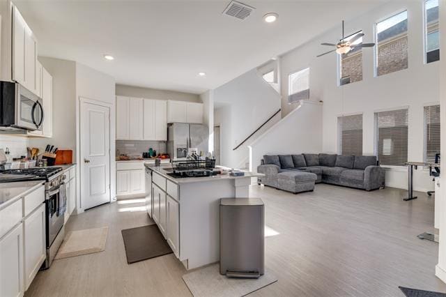 Foto del edificio - 4016 Daisy Holw Lp