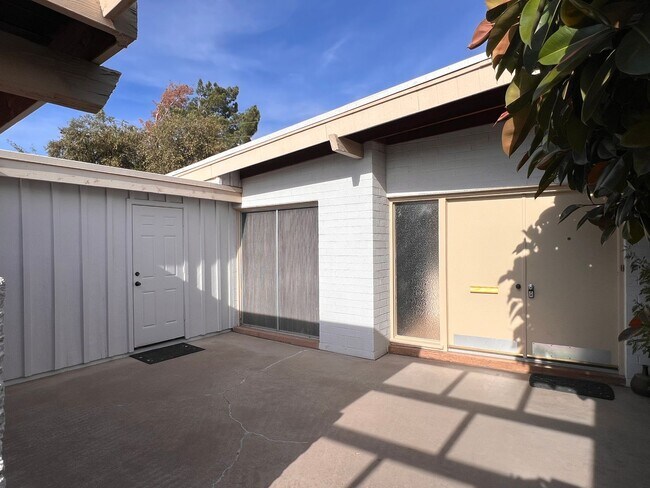 Building Photo - Scottsdale 4 Bed. 1.75 Bath located In Town & Country Division a Ralph Haver Home