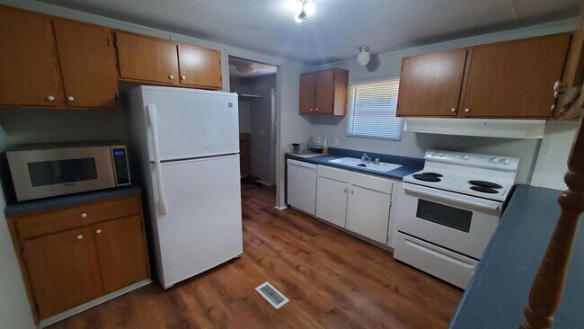 Foto del edificio - 4221 Holcomb Cir
