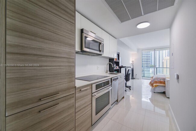Building Photo - 1300 Brickell Bay Dr