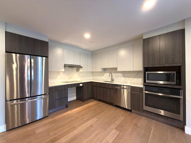 Building Photo - 15 Central St