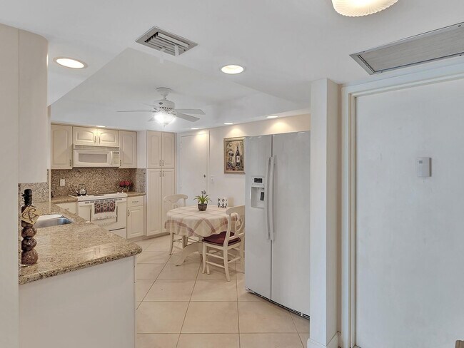 Building Photo - 1150 Hillsboro Mile