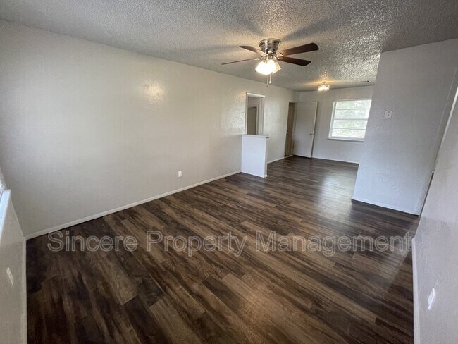 Building Photo - 912 Sandy Ln