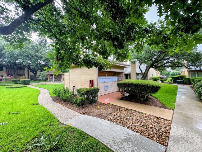 Building Photo - 5001 Lamonte Ln
