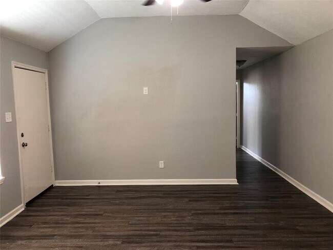 Building Photo - 13747 Northlake Dr