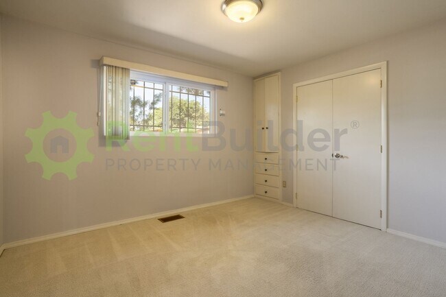 Foto del edificio - Call (505) 808-6467 to schedule a showing!