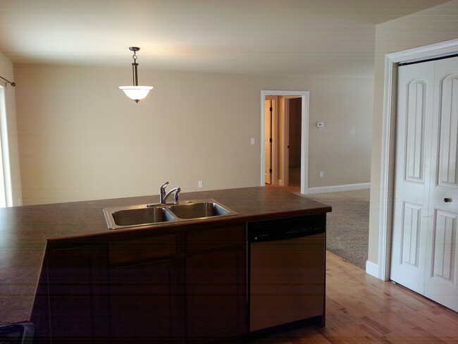 Building Photo - Lovely 3 Bedroom Single Level House- Close...