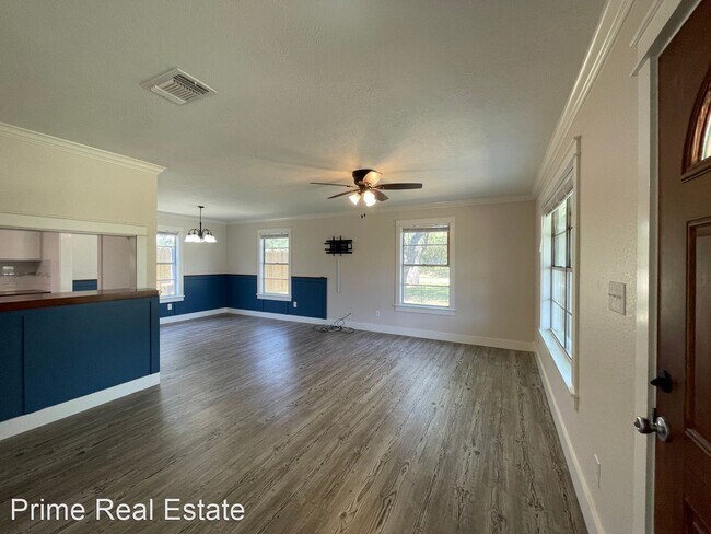 Building Photo - 3 br, 1.5 bath House - 121 W. Linden St