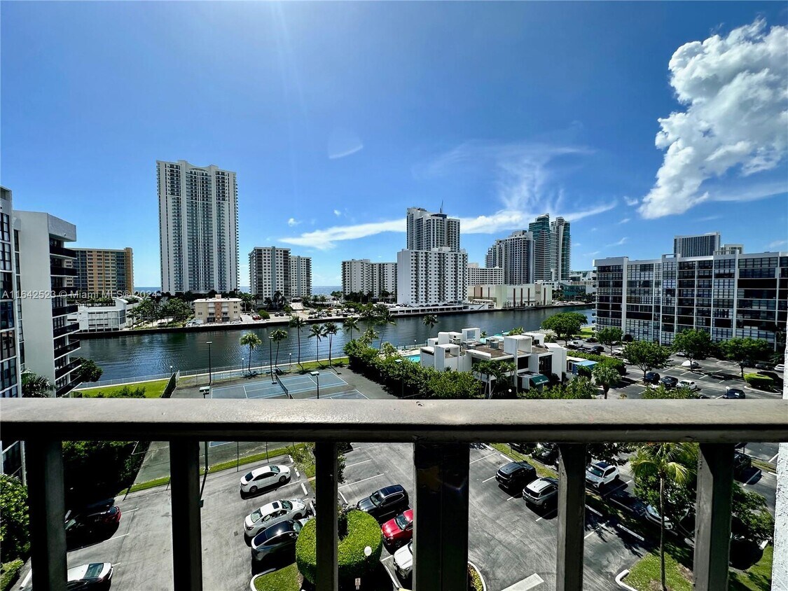 Foto principal - 1000 Parkview Dr