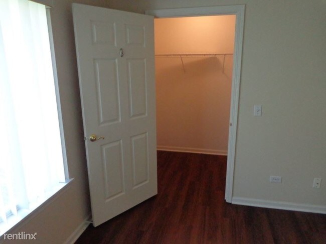 Foto del edificio - 2 br, 1.5 bath Townhome - 2300 Woodside Drive