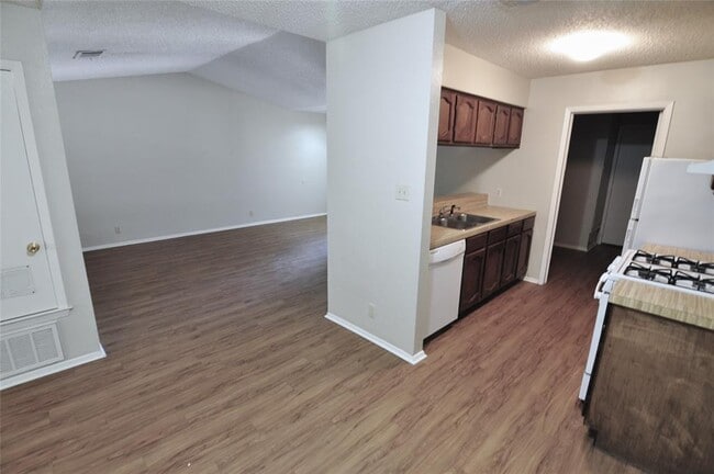 Building Photo - 9615 Point Vista Pl