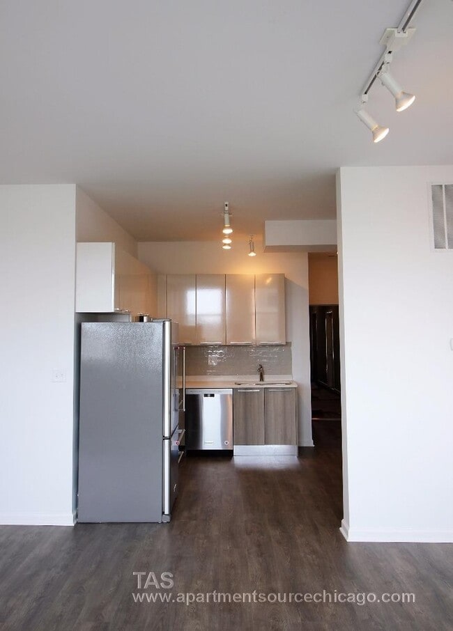 Foto del edificio - Gut rehabbed 3 bedroom 2 bath TOP FLOOR loft-style unit in WRIGLEY!