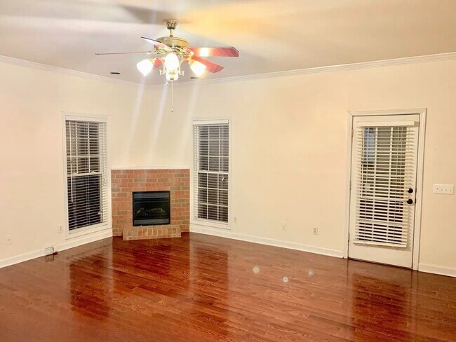 Foto del edificio - "Charming 2-Bed Oasis with 2.5 Baths on Ed Temple Blvd, Nashville – Cozy Living Awaits!"