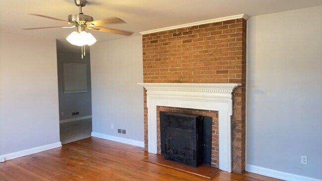 Foto del edificio - 3 bedroom 1.5 bathroom house with fenced yard